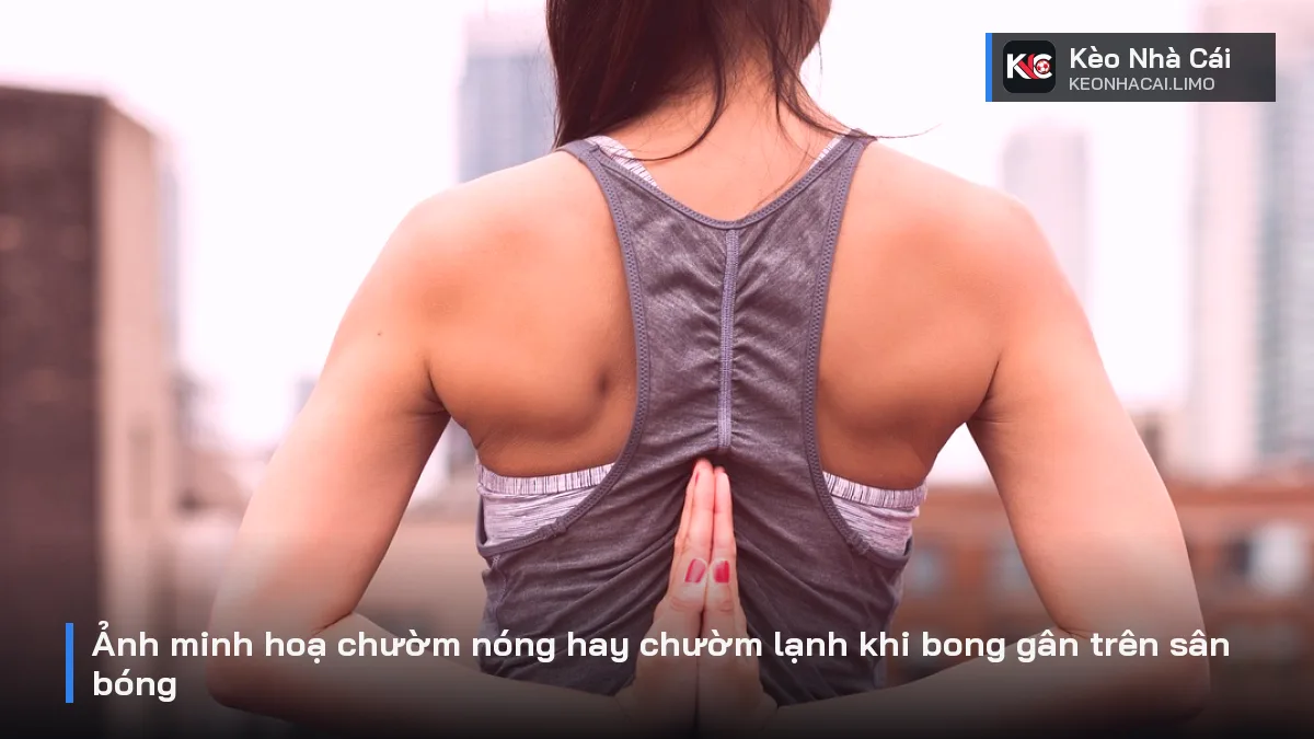 Ảnh minh hoạ chườm nóng hay chườm lạnh khi bong gân trên sân bóng