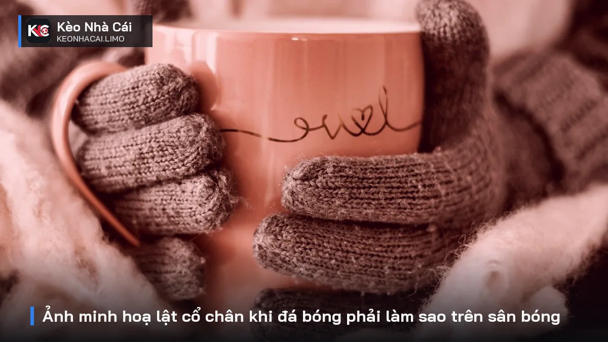 Ảnh minh hoạ lật cổ chân khi đá bóng phải làm sao trên sân bóng