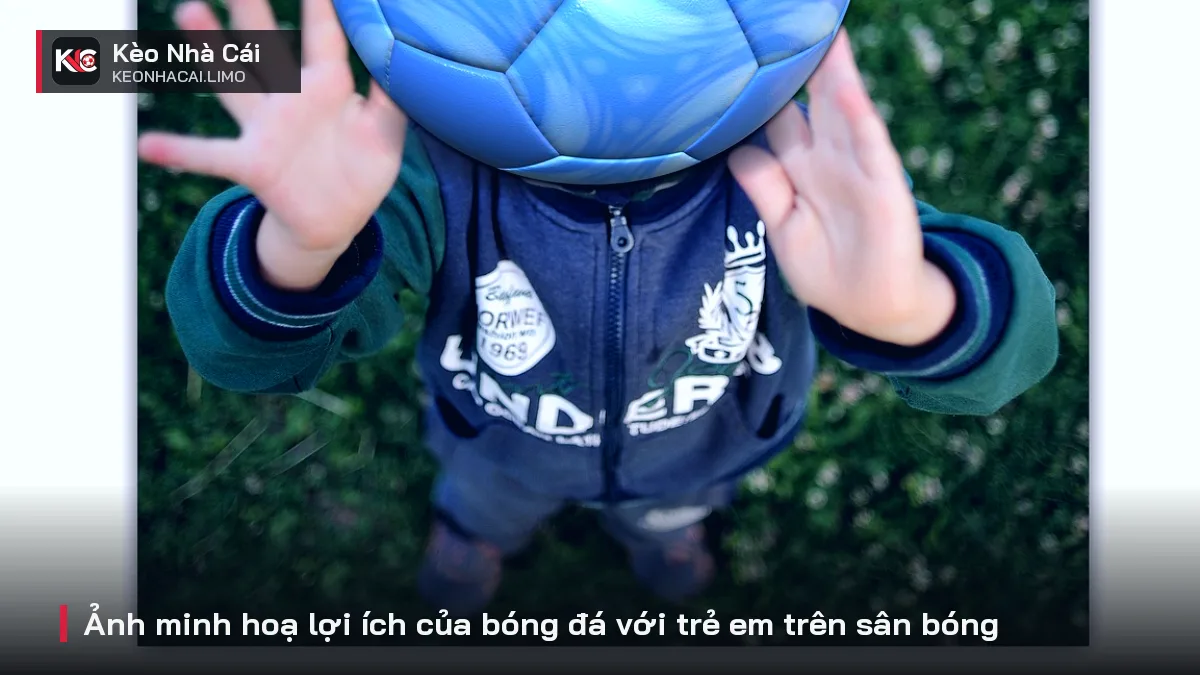 Ảnh minh hoạ lợi ích của bóng đá với trẻ em trên sân bóng