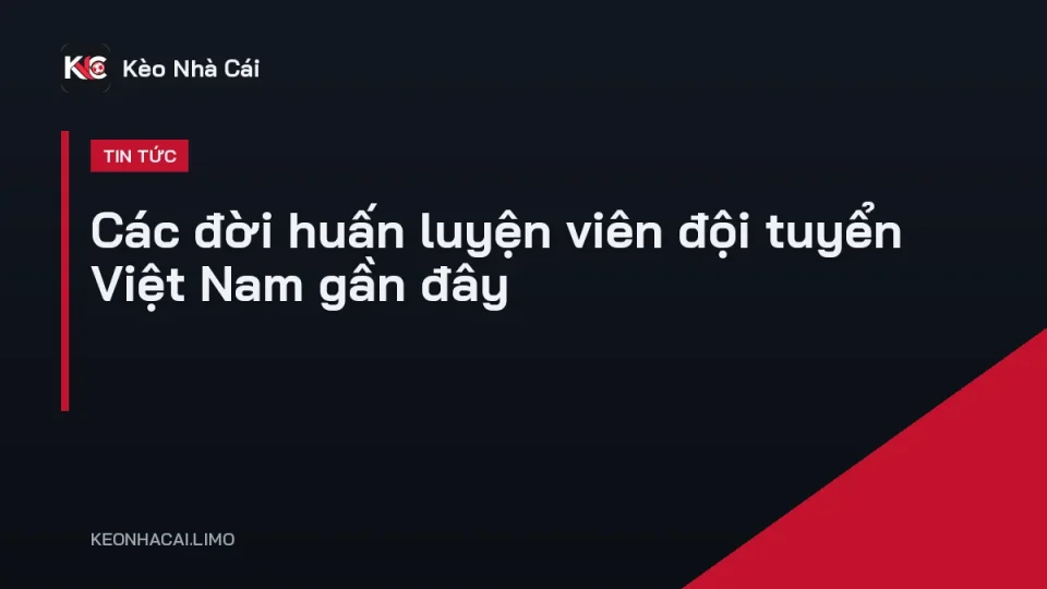 Các đời huấn luyện viên đội tuyển Việt Nam đứng bên đường piste trong buổi tập