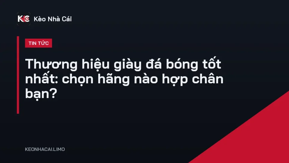 Các mẫu giày đá bóng của nhiều thương hiệu xếp trên sân cỏ nhân tạo