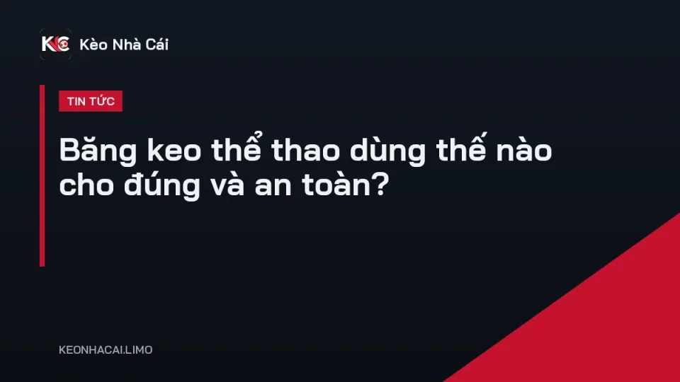 Cầu thủ đang quấn băng keo thể thao quanh cổ chân trước trận đá bóng