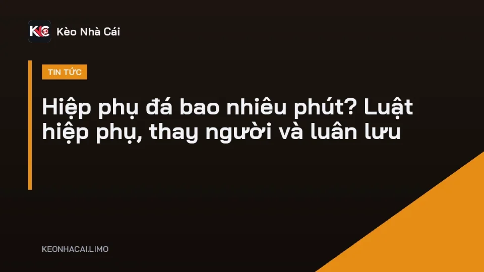 Cầu thủ hai đội nghỉ uống nước trước khi bước vào hiệp phụ