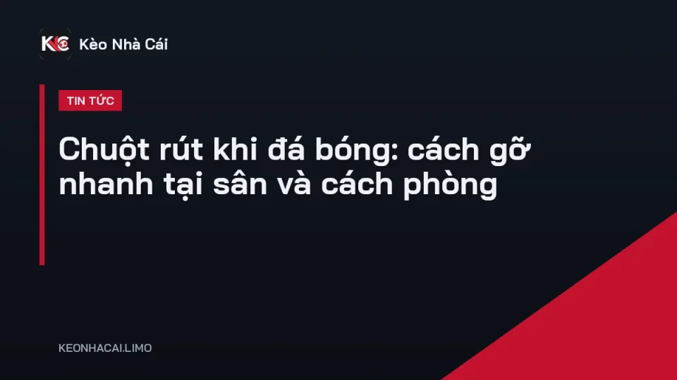 Đồng đội kéo giãn bắp chân giúp cầu thủ bị chuột rút khi đá bóng