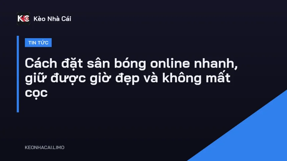 Người chơi dùng điện thoại đặt sân bóng online trước giờ đá buổi tối