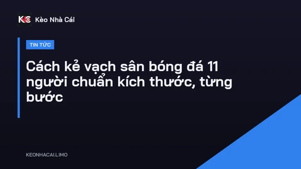 Nhân viên dùng thước dây và máy kẻ vạch sơn đường biên trên sân bóng đá cỏ