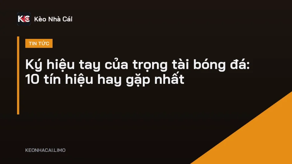 Trọng tài bóng đá giơ tay phải thẳng lên cao báo hiệu quả đá phạt gián tiếp