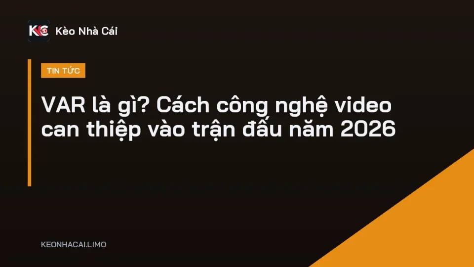 Trọng tài chạy tới màn hình bên sân để xem lại tình huống VAR