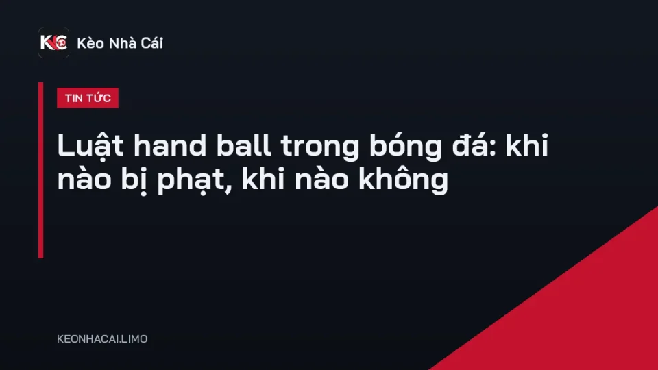 Trọng tài chỉ tay vào chấm phạt đền sau tình huống hand ball trong trận bóng đá