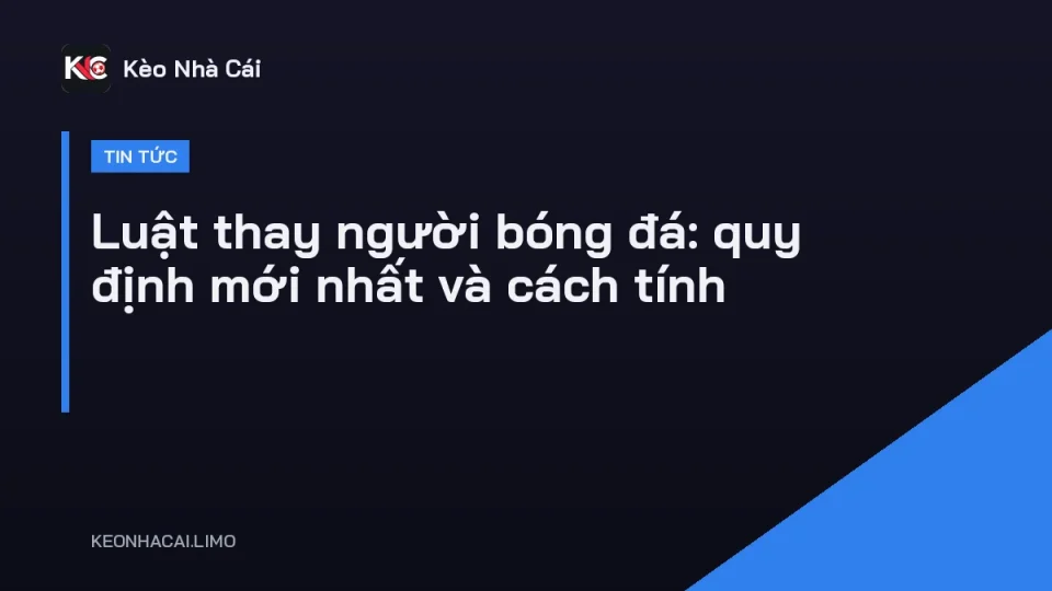 Trọng tài giơ bảng điện tử báo luật thay người bóng đá trong trận đấu