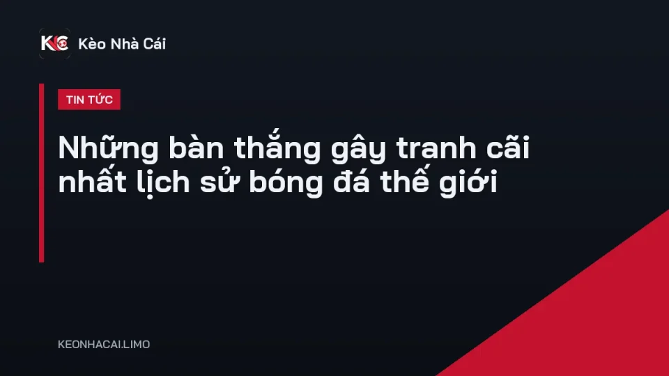 Trọng tài và cầu thủ tranh luận về một bàn thắng gây tranh cãi trên sân