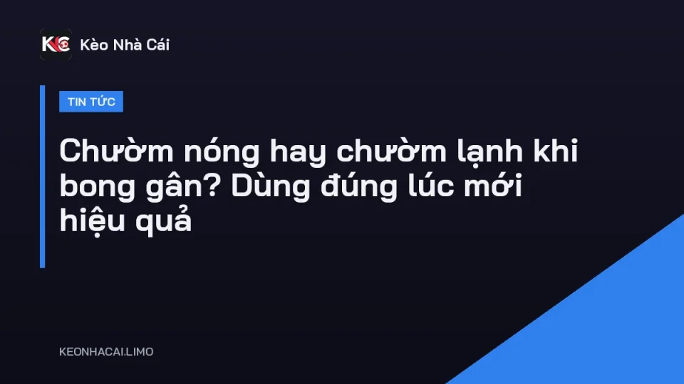 Túi đá bọc khăn trên cổ chân, chườm nóng hay chườm lạnh khi bong gân